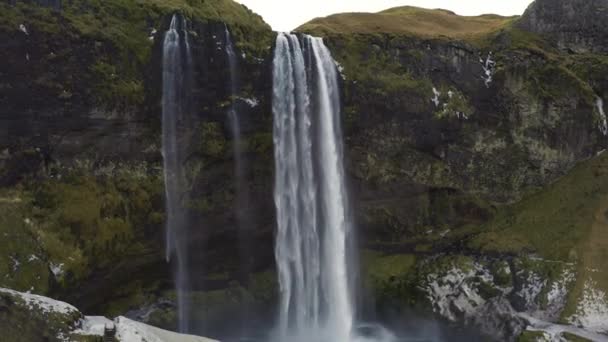 在冰岛的风景中 把塞尔贾兰和福斯瀑布的无人机放大 — 图库视频影像