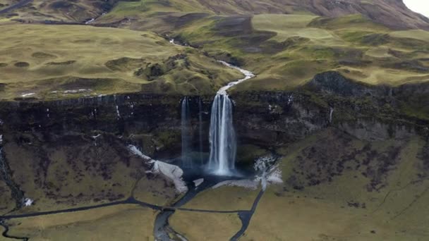 アイスランドの風景の中でSeljalandsfoss滝のドローンショットで広いズーム — ストック動画