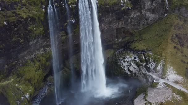 Seljalandsfoss滝から広いドローンは アイスランドの川にカスケード — ストック動画