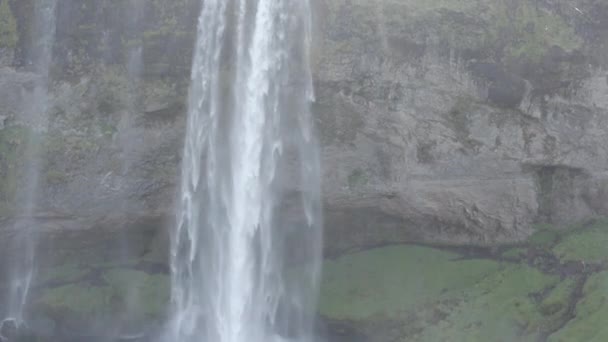 Seljalandsfoss滝の上の風景に上昇するワイドドローンフライトショット アイスランド — ストック動画