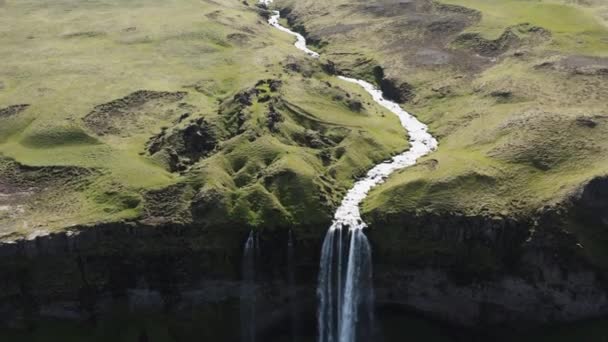 Seljalandsfoss滝からの幅広いドローンフライトとアイスランドの上の風景 — ストック動画