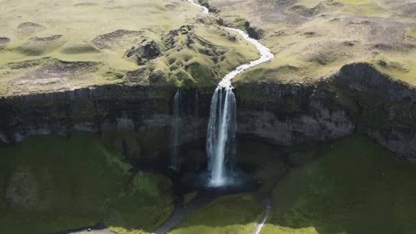 在冰岛塞尔贾兰和佛斯瀑布和上面的风景上空拍摄的宽无人机 — 图库视频影像