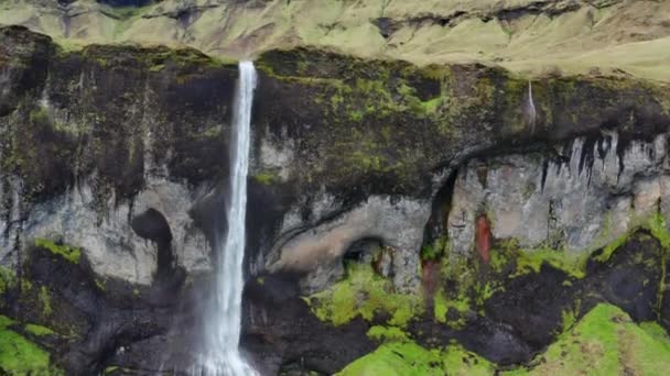 Drone Largo Disparou Sobre Cachoeira Que Flui Sobre Penhasco Paisagem — Vídeo de Stock