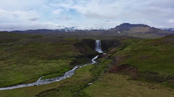 Drone Shot Rising Stream Flow Waterfall Grassy Landscape Islande — Video