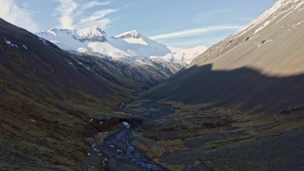 Wide Drone Flight Stream Valley Shadows Mountains Απόσταση Ισλανδία — Αρχείο Βίντεο