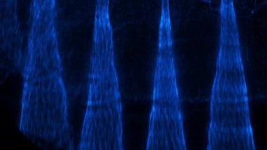 Siyah Arkaplan Karşısında Parlayan Mavi Strobe Işığıyla Hareketli Şekillerin Kilitlenmesi