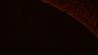 Siyah Arkaplan Karşısında Parlak Turuncu Flaşlı Şekillerin Hareketlerini Kapat