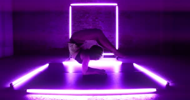 Lockdown Широкий Знімок Жіночий Contoritionist Оточений Фіолетовий Світло Лисиці Підйом — стокове відео