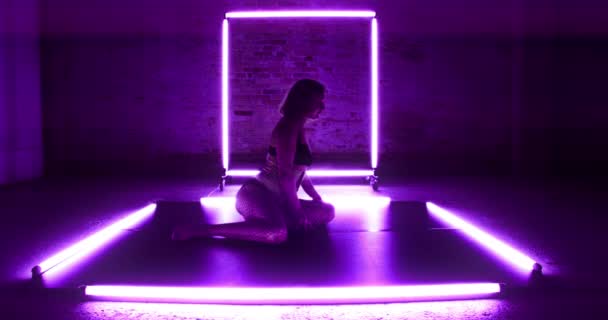 Lockdown Wide Shot Female Contortionist Surrounded Purple Light Stretching Legs — Stok Video
