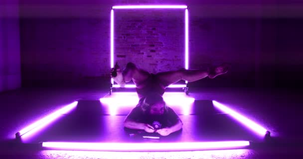 Lockdown Wide Shot Female Contortionist Surrounded Purple Light Lying Chest — Stok Video