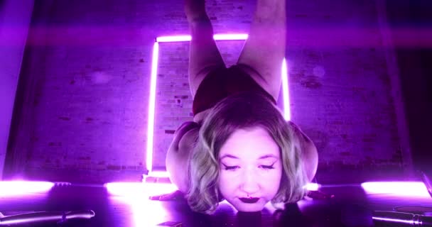 Wide Lockdown Shot Contortionist Surrounded Purple Lights Rest Chest Feet — Stok Video