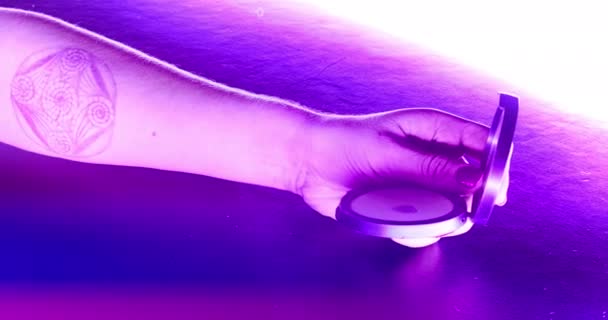 紫外線床に寝そべってコンパクトなメイクアップミラーを持つ女性コンストラクショニストの密着撮影 — ストック動画