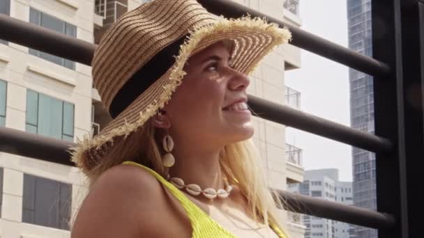 Güneş Şapkalı Güzel Kadın Sarı Mayo Nun Havuz Başında Gülümserken — Stok video