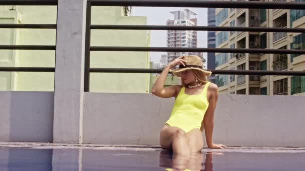 Lockdown Zeitlupe Weite Aufnahme Einer Jungen Frau Gelbem Badeanzug Sonnenhut — Stockvideo
