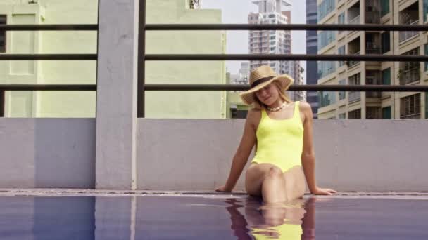 Медленное Движение Широкий Шот Молодой Женщины Солнечном Желтом Купальнике Сидящей — стоковое видео