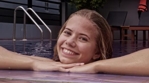 Lockdown Medium Slow Motion Shot Mujer Sonriente Joven Con Pelo — Vídeo de stock