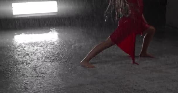 Widok Nogi Kuszącej Młodej Tancerki Czerwonej Sukience Wykonywanie Boso Deszczu — Wideo stockowe