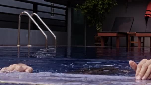 Kilitlenme Orta Çekim Sarı Mayolu Genç Kadın Sonsuzluk Havuzu Ndan — Stok video