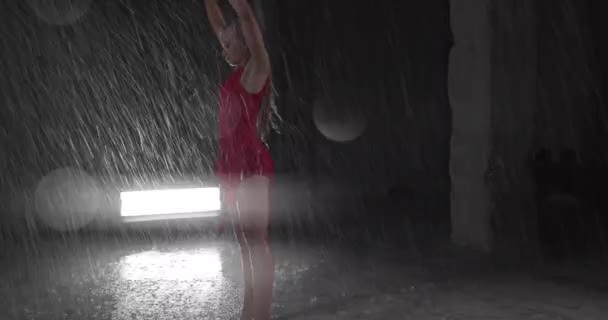 Verführerische Junge Tänzerin Roten Kleid Die Barfuß Regen Dunklen Studio — Stockvideo
