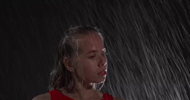 Retrato Una Joven Tentadora Bailarina Vestido Rojo Actuando Bajo Lluvia — Vídeos de Stock