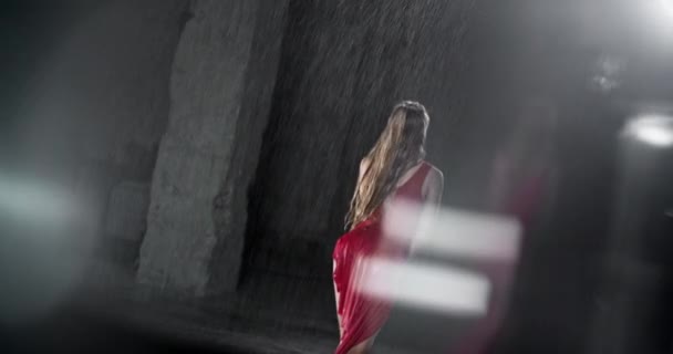 Verführerische Junge Tänzerin Roten Kleid Die Regen Dunklen Studio Vor — Stockvideo