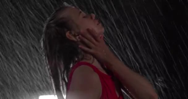 Porträt Einer Verführerischen Jungen Tänzerin Roten Kleid Die Regen Dunklen — Stockvideo
