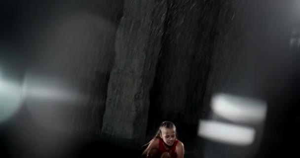 Tentante Jeune Femme Danseuse Robe Rouge Produisant Sous Pluie Dans — Video