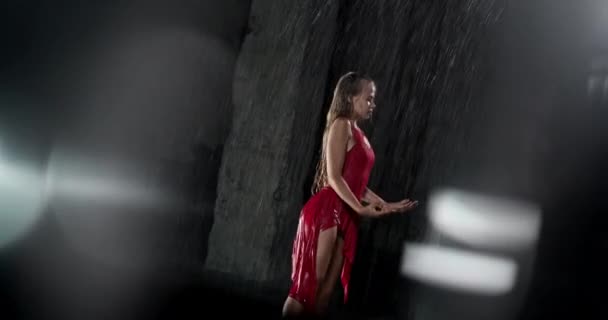 Frestande Ung Kvinna Dansare Röd Klänning Uppträder Regnet Mörka Studion — Stockvideo