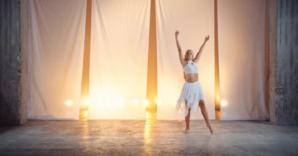 Elegante Giovane Ballerina Con Lunghi Capelli Biondi Vestita Abito Bianco — Video Stock