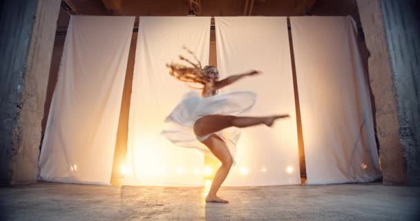 Jovem Dançarina Elegante Com Cabelos Longos Loiros Vestidos Vestido Branco — Vídeo de Stock