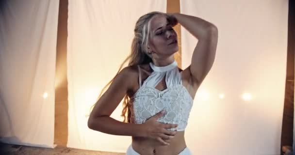 Beyaz Elbise Giymiş Uzun Saçlı Zarif Genç Bir Dansçı Nın — Stok video