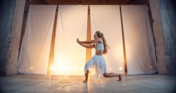 Elegante Jonge Vrouw Danser Met Lange Blonde Haren Gekleed Witte — Stockvideo