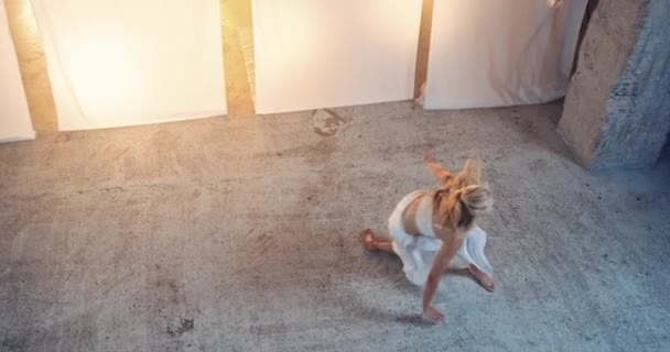 Tyylikäs Nuori Nainen Tanssija Pitkät Vaaleat Hiukset Pukeutunut Valkoinen Mekko — kuvapankkivideo