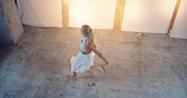 Elegante Giovane Ballerina Con Lunghi Capelli Biondi Vestita Abito Bianco — Video Stock