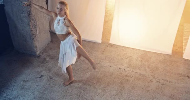 Elegante Junge Tänzerin Mit Langen Blonden Haaren Weißem Kleid Die — Stockvideo