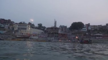 Varanasi şehrinin teknesinden ve kutsal Ganj nehrinden, Milyonlarca insanın hayatı