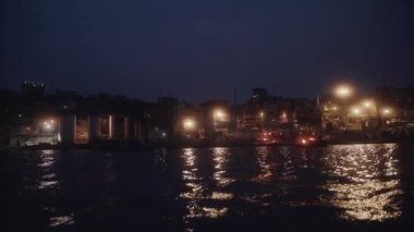 Gece Varanasi 'deki Tekneden Manzara. Kutsal Ganj Nehri, Milyonlarca insanın hayatı