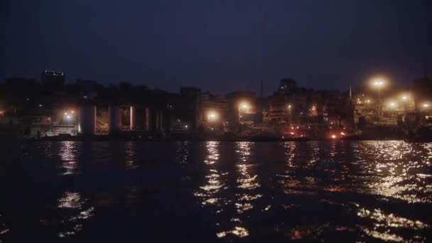 Vista Desde Barco Ciudad Varanasi Por Noche Río Ganges Sagrado — Vídeos de Stock
