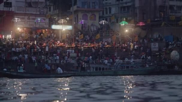 Vedere Barcă Orașul Varanasi Noaptea Râul Gange Sacru Linia Salvare — Videoclip de stoc