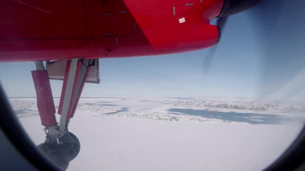 Widok Okna Małego Samolotu Jego Silnik Grenlandii Pokrytej Lodem Śniegiem — Wideo stockowe