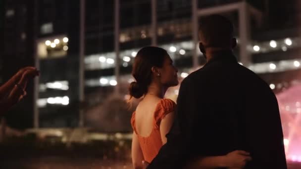 Backview Loving Couple Hugging Front Fountain Night Arco Movimento Lento — Vídeo de Stock