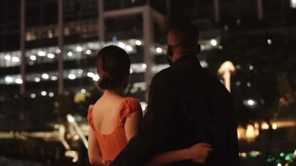 噴水の前で夜を過ごす愛するカップルの背景 スローモーションアーチ Bocheh Shot — ストック動画