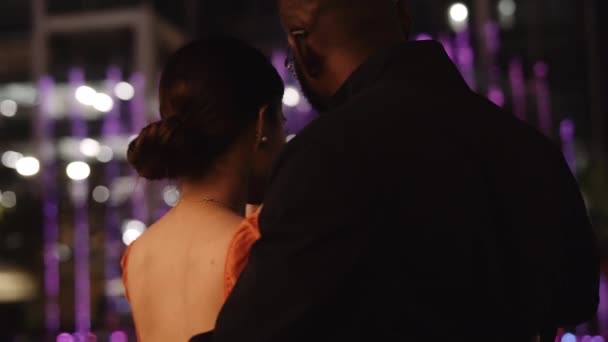 Backview Loving Couple Hugging Front Colorful Fountain Night Eles Fazem — Vídeo de Stock