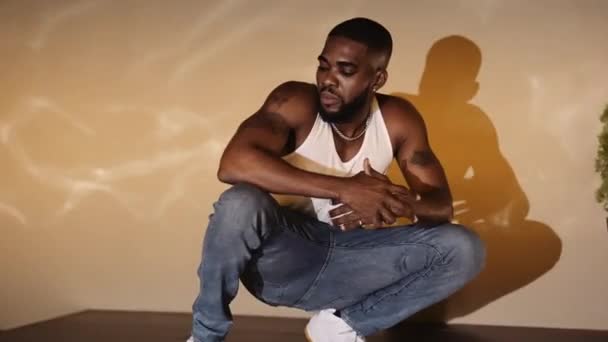 Ung Afroamerikansk Man Klädd White Tank Top Och Blå Jeans — Stockvideo