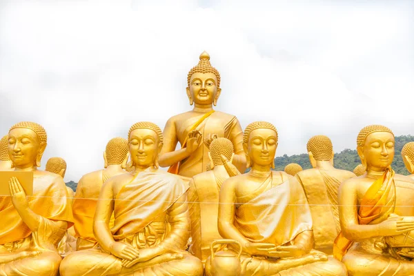 Gyllene buddha på buddha memorial park — Stockfoto