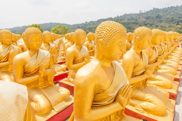 Gyllene buddha på buddha memorial park — Stockfoto