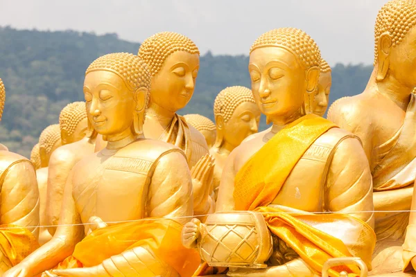 Gyllene buddha på buddha memorial park — Stockfoto