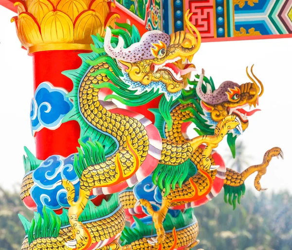 Дракон в китайском храме — стоковое фото