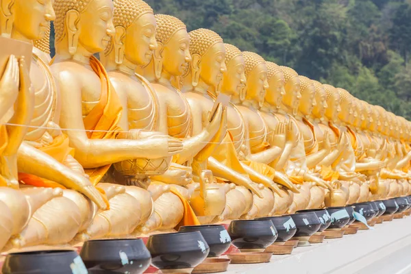 Gyllene buddha på buddha memorial park — Stockfoto