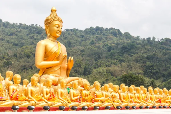 Gyllene buddha på buddha memorial park — Stockfoto